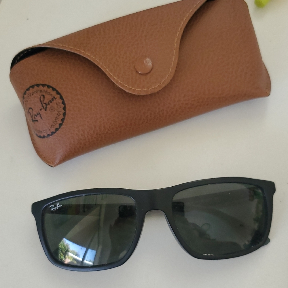 Ray-Ban Black Sunglasses with Brown Case